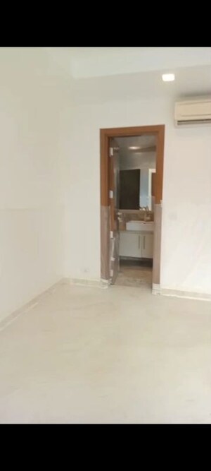 Room in 3 BHK Builder Floor at Jor Bagh – for Rent