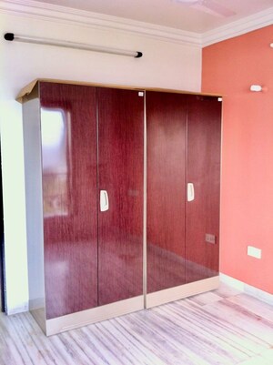 Room in 3 BHK Apartment at Bandra West – for Rent