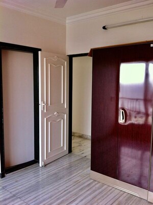 Room in 3 BHK Apartment at Bandra West – for Rent