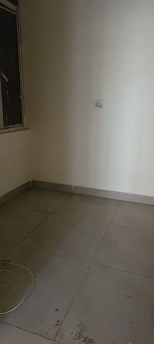 Room in 2.5 BHK Apartment at AIG Park Avenue, Sector 4 Greater Noida – for Sale