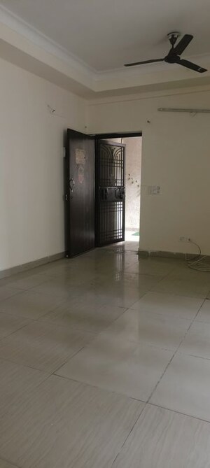 Room in 2.5 BHK Apartment at AIG Park Avenue, Sector 4 Greater Noida – for Sale