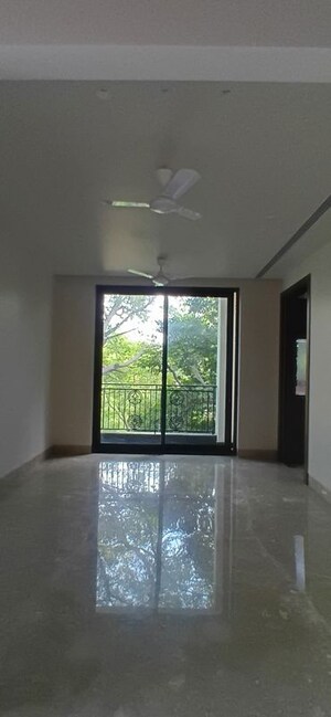 Room in 3 BHK Builder Floor at Defence Colony – for Rent