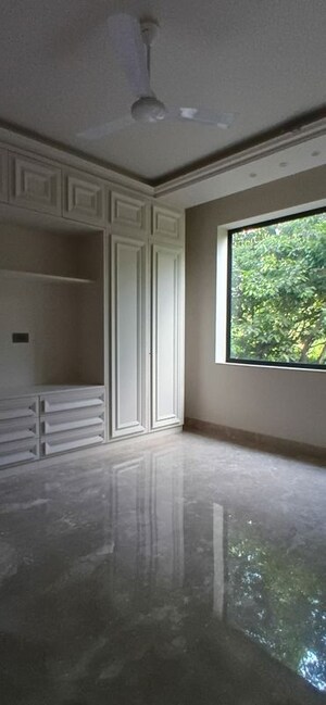 Room in 3 BHK Builder Floor at Defence Colony – for Rent