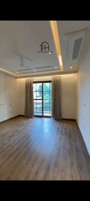Room in 4 BHK Builder Floor at Hauz Khas – for Rent
