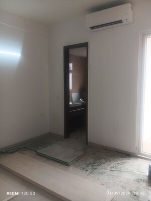 Room in 2.5 BHK Apartment at Smart World Orchard, Sector 61 – for Sale