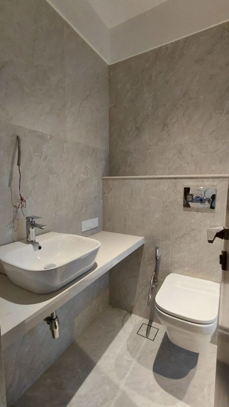 Bathroom, flushel-apartments 2 Bedroom 700 Sq.Ft. Apartment In Khar West Mumbai 10641376