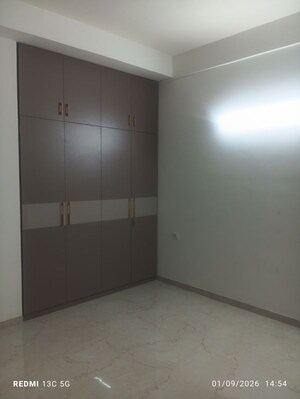 Room in 2.5 BHK Apartment at Smart World Orchard, Sector 61 – for Rent