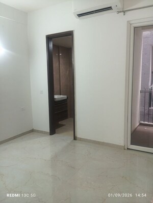 Room in 2.5 BHK Apartment at Smart World Orchard, Sector 61 – for Rent