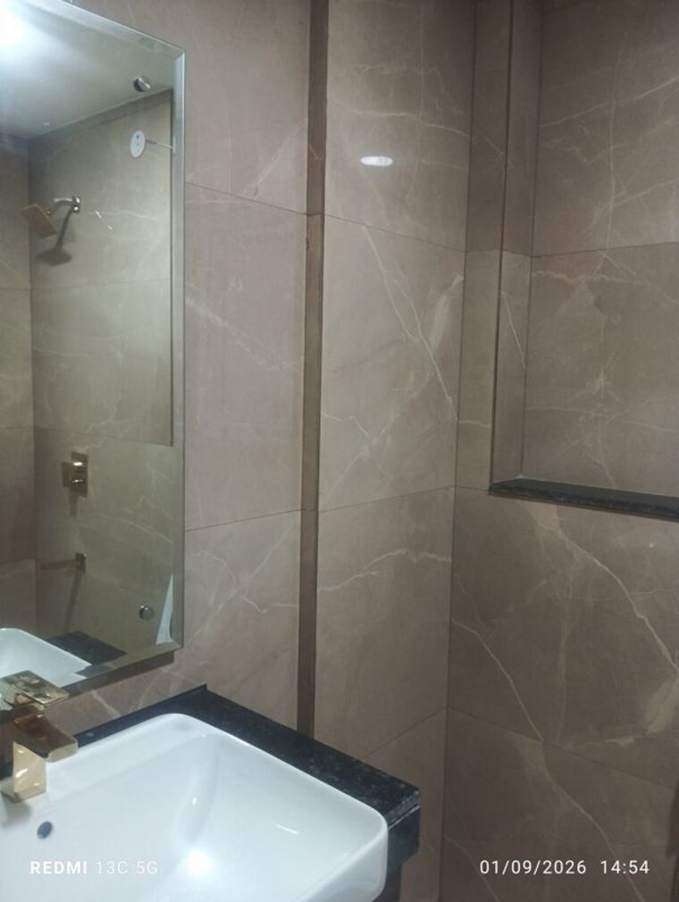 Bathroom, smart-world-orchard 2.5 Bedroom 1200 Sq.Ft. Apartment In Sector 61 Gurgaon 10641423