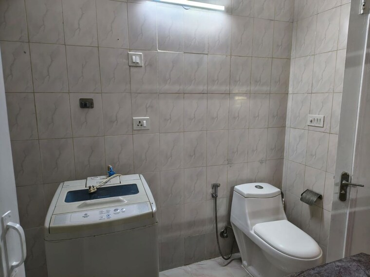 Bathroom, defence colony 2 Bedroom 2000 Sq.Ft. Builder Floor In Defence Colony Delhi 10641541