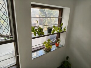 Furnished Amenities in 2 BHK Builder Floor at Defence Colony – for Rent