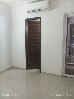 Room in 3 BHK Apartment at Smart World Orchard, Sector 61 – for Sale