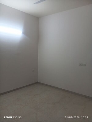 Room in 3 BHK Apartment at Smart World Orchard, Sector 61 – for Sale