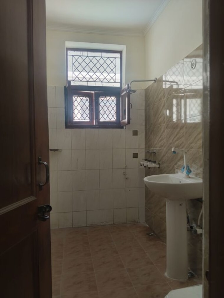 Bathroom, ashoka enclave 3 Bedroom 1200 Sq.Ft. Builder Floor In Ashoka Enclave Faridabad 10641574
