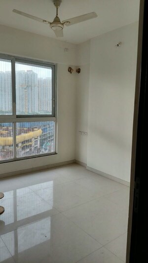 Room in 2 BHK Apartment at Sheth Zuri, Laxmi Nagar – for Rent
