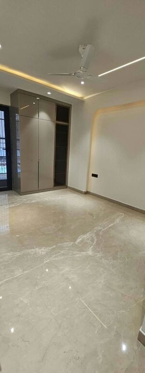 Room in 4 BHK Builder Floor at DLF Imperial Residences, Dlf Phase I – for Rent