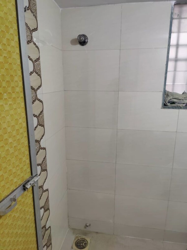 Bathroom, thane west 6+ Bedroom 300 Sq.Ft. Apartment In Thane West Thane 10641744