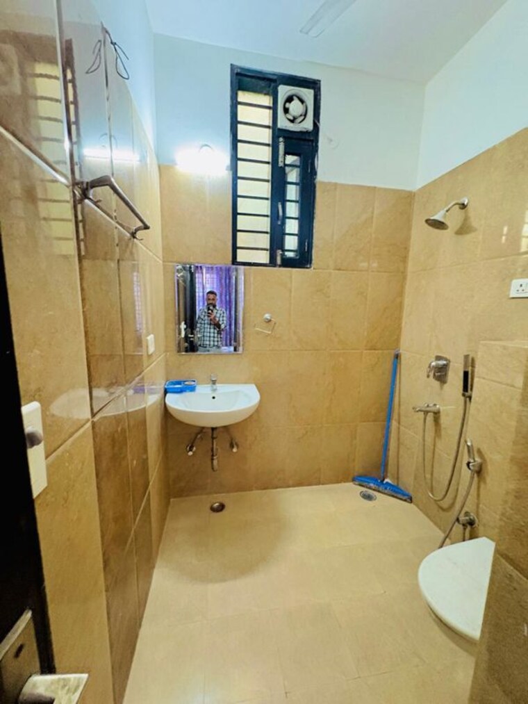Bathroom, sector 23a 3 Bedroom 1700 Sq.Ft. Builder Floor In Sector 23a Gurgaon 10641775