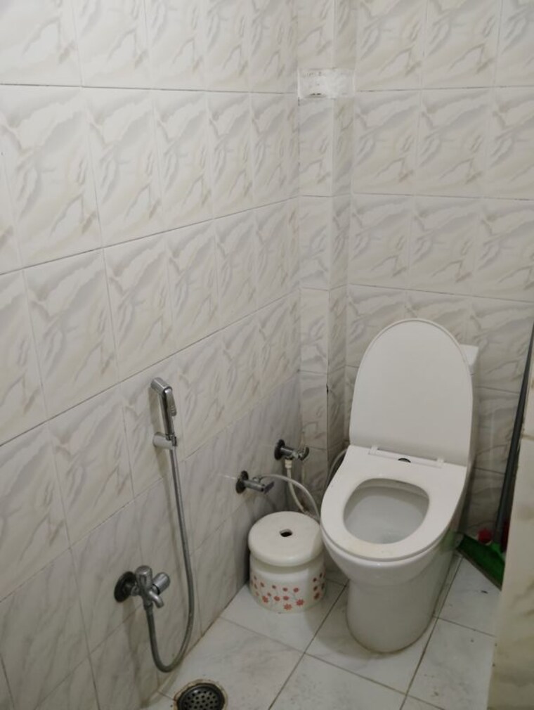 Bathroom, badal-apartments-vikas-nagar 6+ Bedroom 5600 Sq.Ft. Villa In Vikas Nagar Lucknow 10641892