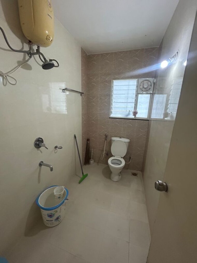 Bathroom, orvi-co-operative-housing-society 2 Bedroom 1000 Sq.Ft. Apartment In Balewadi Pune 10641896