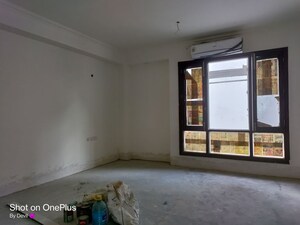 Room in 4 BHK Builder Floor at Sushant Lok I – for Rent