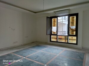 Room in 4 BHK Builder Floor at Sushant Lok I – for Rent