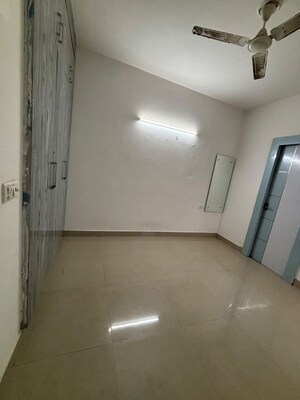 Room in 2 BHK Apartment at Suncity Avenue 76, Sector 76 – for Rent