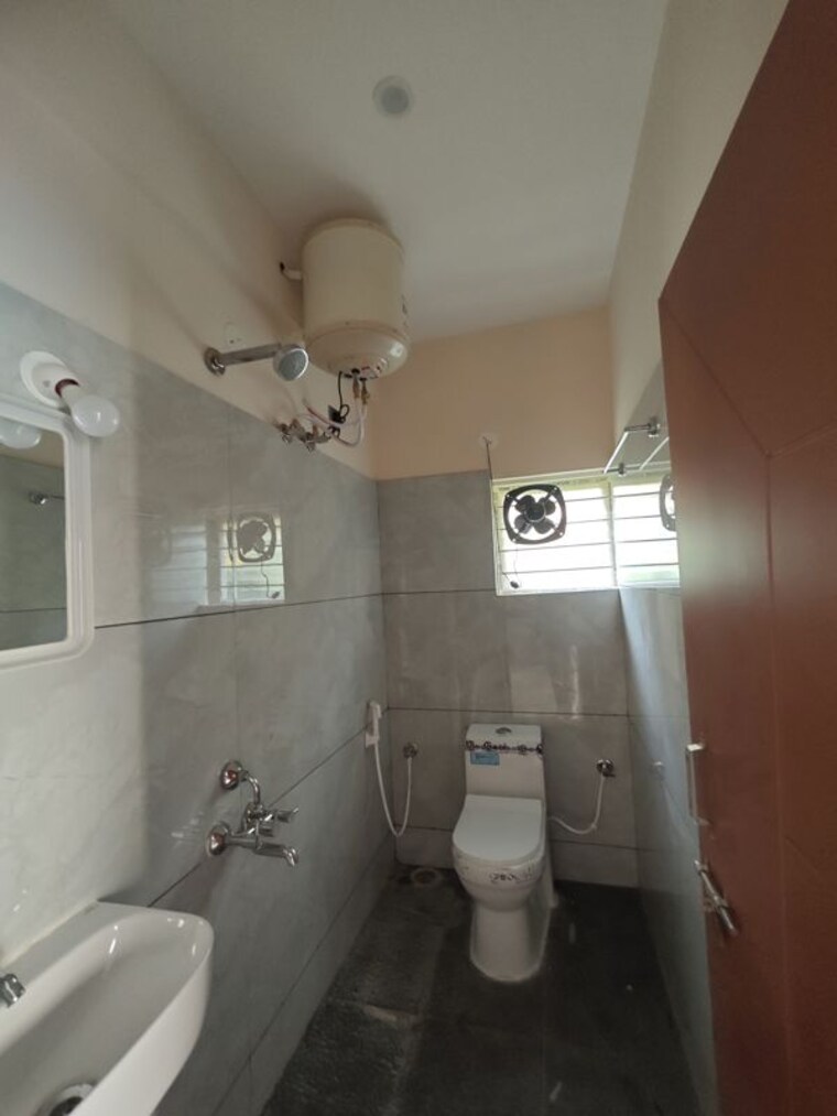 Bathroom, devarachikkana halli 2 Bedroom 1000 Sq.Ft. Builder Floor In Devarachikkana Halli Bangalore 10642048