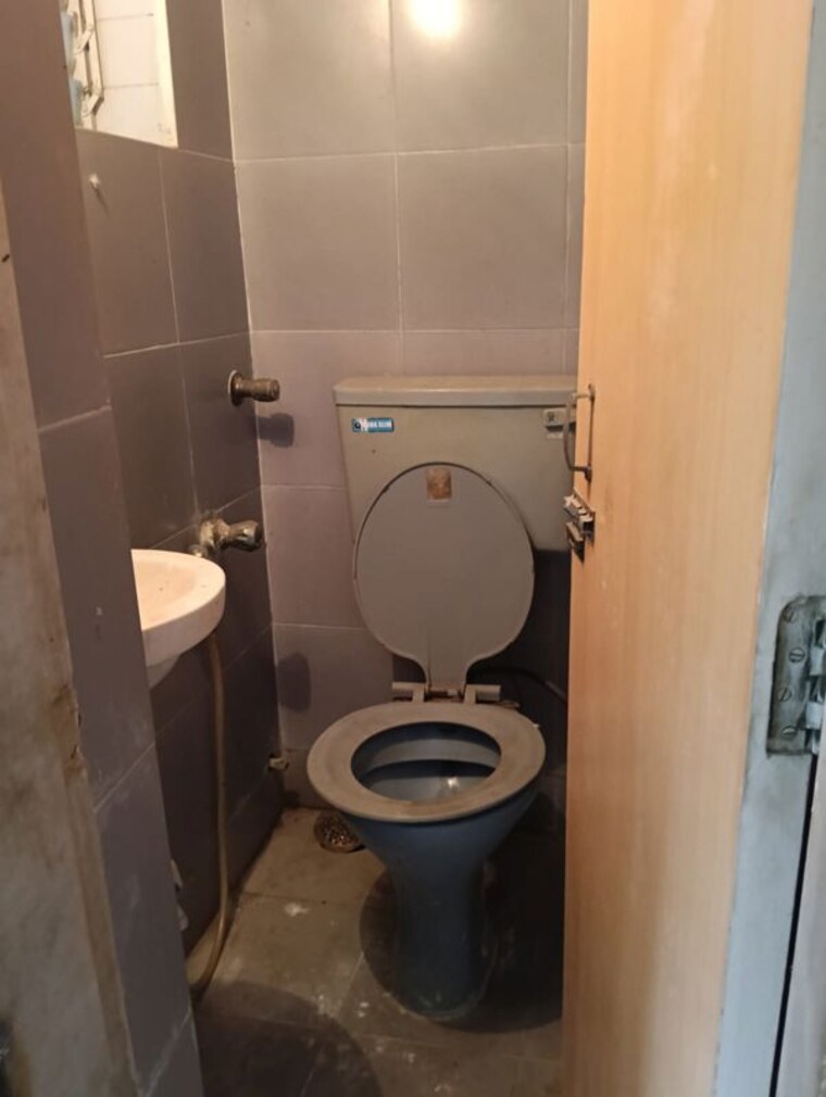 Bathroom, oshiwara 1.5 Bedroom 650 Sq.Ft. Apartment In Oshiwara Mumbai 10642114