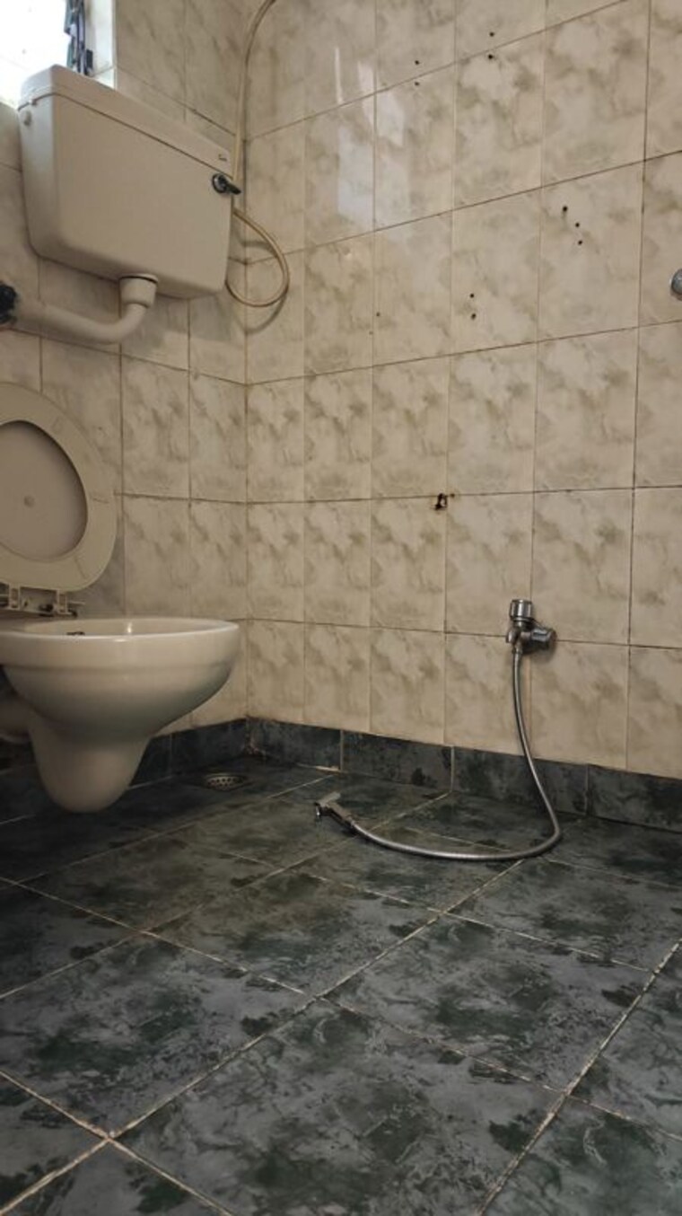 Bathroom, shashtri nagar 3 Bedroom 1400 Sq.Ft. Apartment In Shashtri Nagar Mumbai 10602928