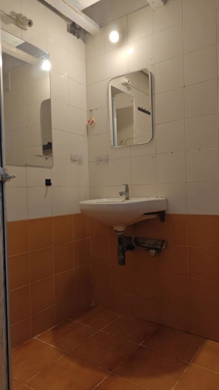Bathroom, shashtri nagar 3 Bedroom 1400 Sq.Ft. Apartment In Shashtri Nagar Mumbai 10602928