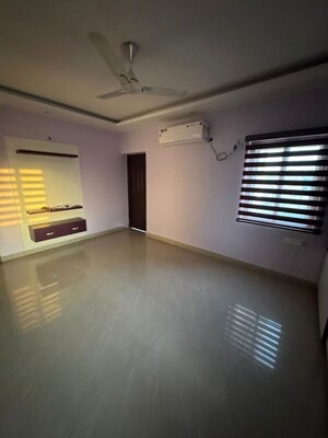 Room in 4 BHK Apartment at Regent Park, Serilingampally – for Rent