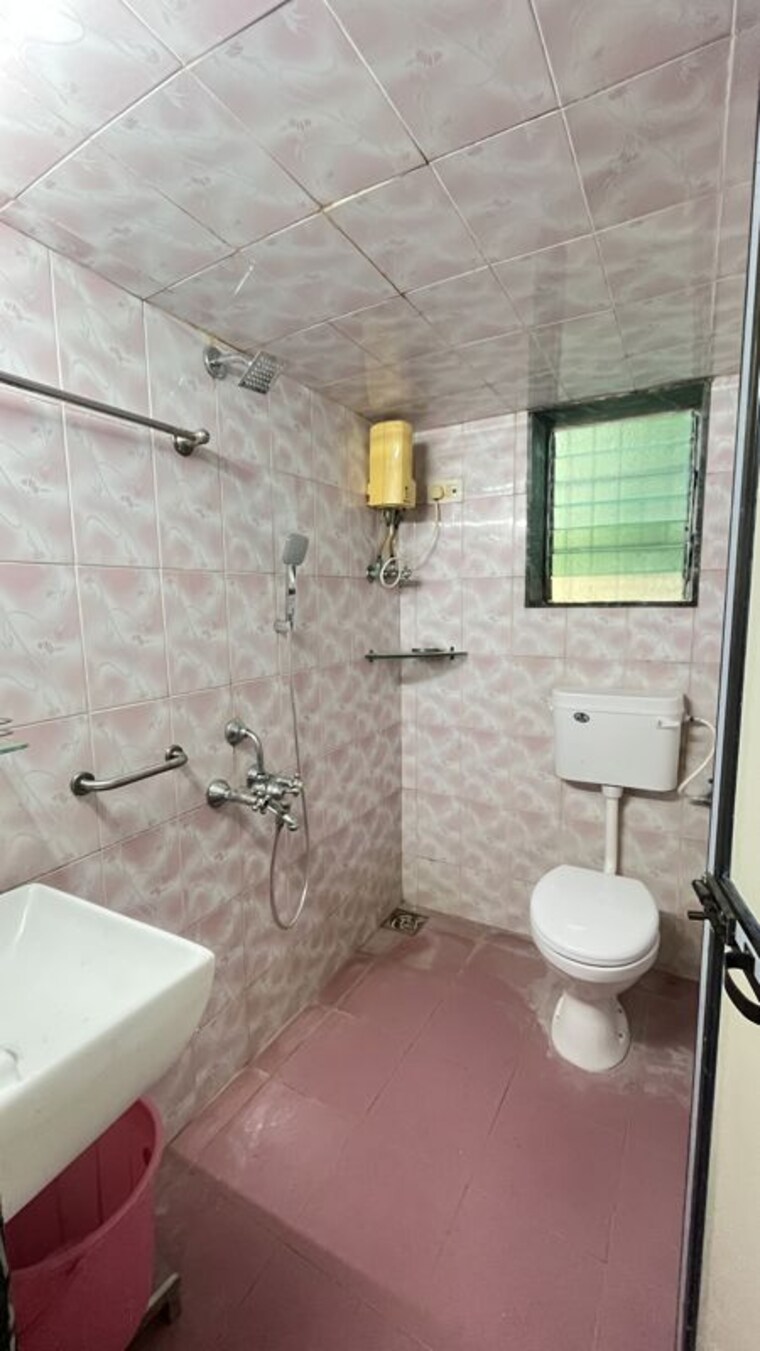 Bathroom, sindhi-society 1 Bedroom 500 Sq.Ft. Apartment In Chembur Mumbai 10642232