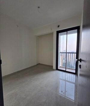 Room in 2 BHK Apartment at Lodha Amara, Kolshet Road – for Rent