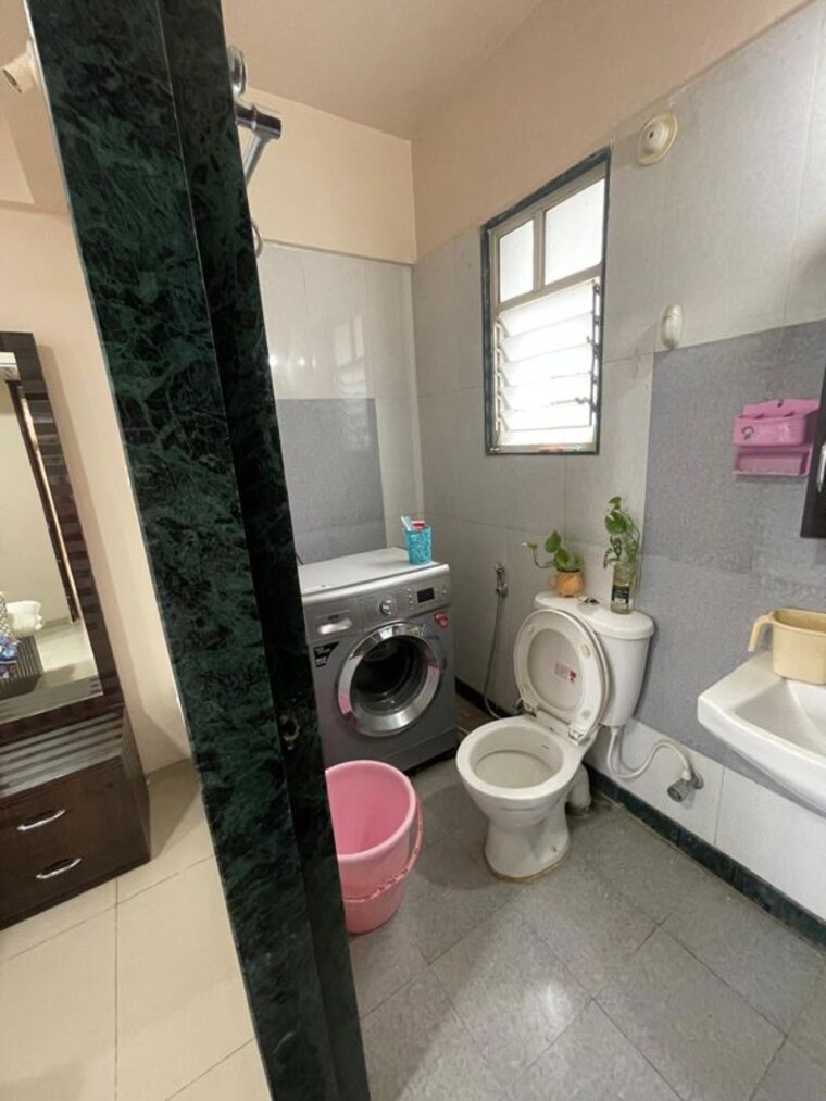Bathroom, karan-sara 2 Bedroom 1000 Sq.Ft. Apartment In Baner Pune 10642314