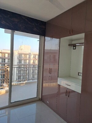 Room in 2 BHK Apartment at Suncity Avenue 102, Sector 102 – for Rent