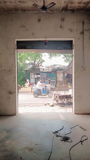 Parking in  Shop at Bansal Plaza Daliganj, Daliganj – for Rent
