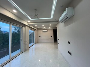 Building Lobby in 3 BHK Builder Floor at Sector 52 – for Rent