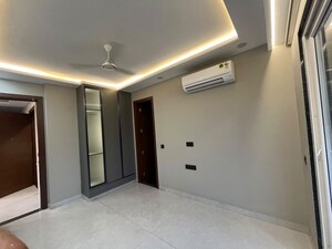 Room in 3 BHK Builder Floor at Sector 52 – for Rent