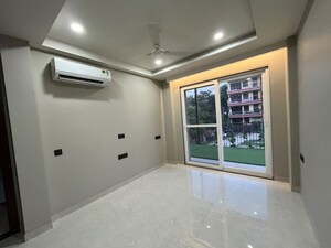 Room in 3 BHK Builder Floor at Sector 52 – for Rent
