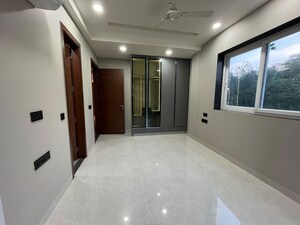 Building Lobby in 3 BHK Builder Floor at Sector 52 – for Rent