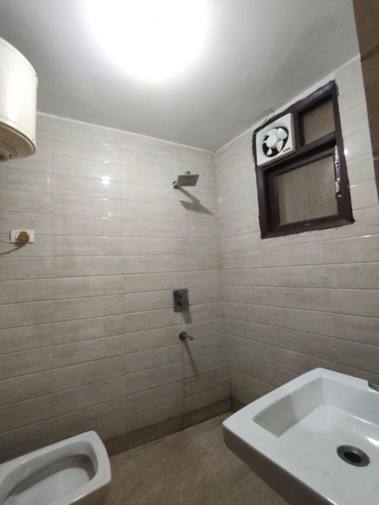 Bathroom, freedom fighters enclave 1 Bedroom 550 Sq.Ft. Builder Floor In Freedom Fighters Enclave Delhi 10642537