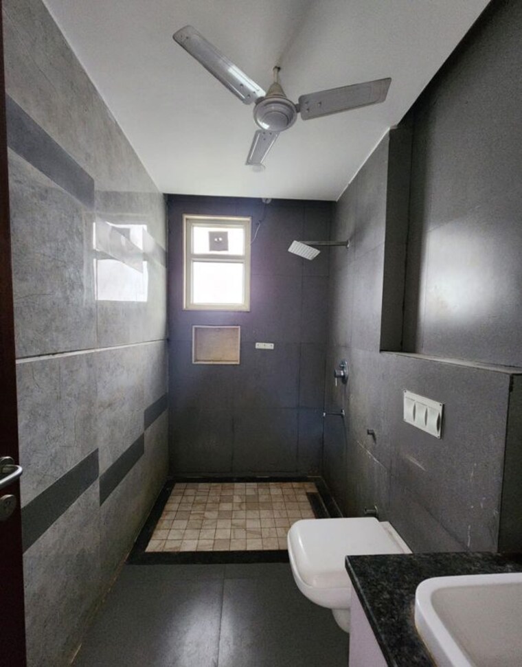 Bathroom, sector 45 3 Bedroom 2000 Sq.Ft. Builder Floor In Sector 45 Gurgaon 10642543