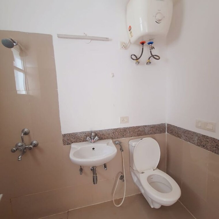 Bathroom, emaar-emerald-floors 3.5 Bedroom 1650 Sq.Ft. Apartment In Sector 65 Gurgaon 10642558