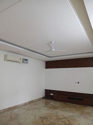 Room in 3 BHK Builder Floor at Sector 7 – for Rent