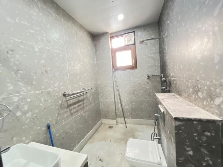 Bathroom, sector 45 3 Bedroom 2000 Sq.Ft. Builder Floor In Sector 45 Gurgaon 10642591
