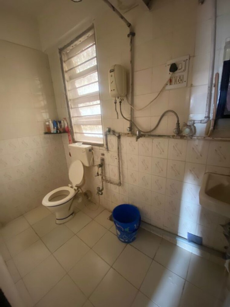 Bathroom, khar west 2 Bedroom 800 Sq.Ft. Apartment In Khar West Mumbai 10642516