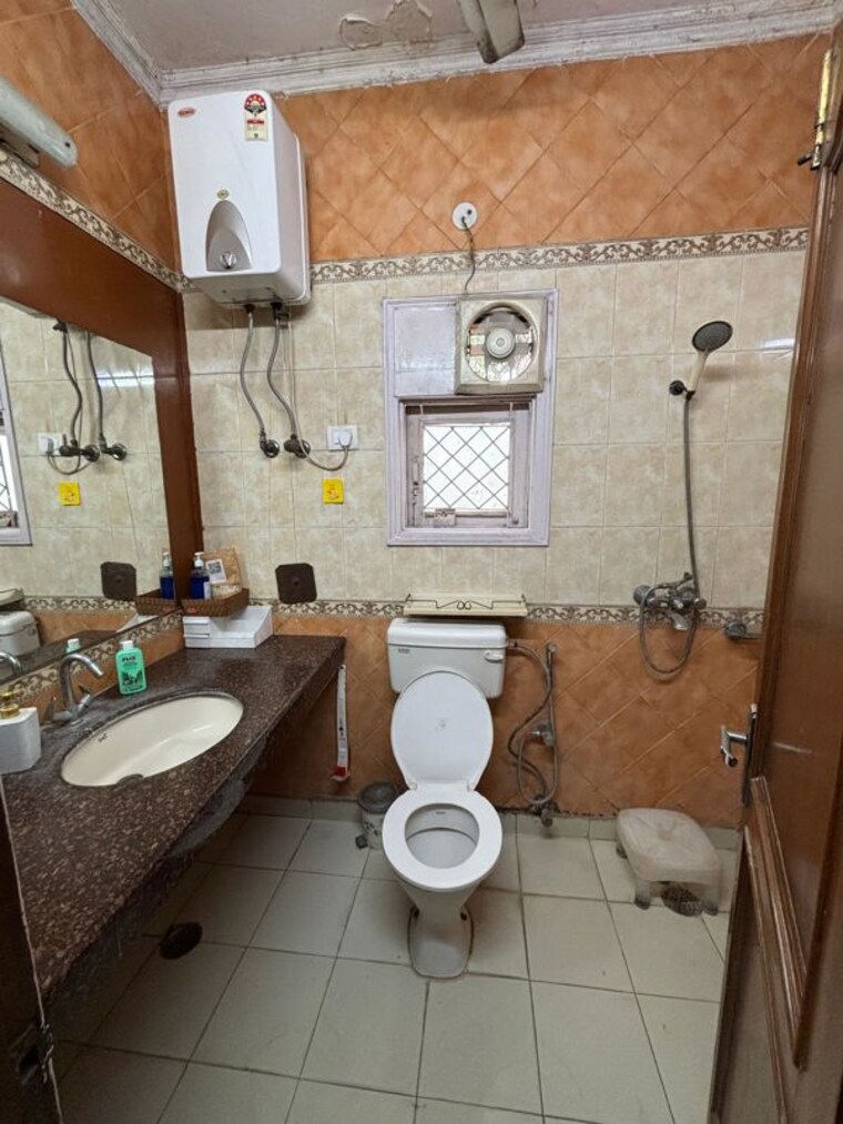 Bathroom, lajpat nagar 2 Bedroom 900 Sq.Ft. Builder Floor In Lajpat Nagar Delhi 10641579