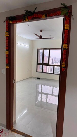 Room in 3 BHK Apartment at Indiabulls Greens, New Panvel – for Rent