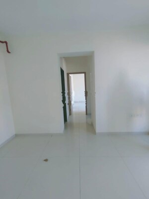 Room in 1 BHK Apartment at Dosti Oro 67, Kandivali West – for Rent